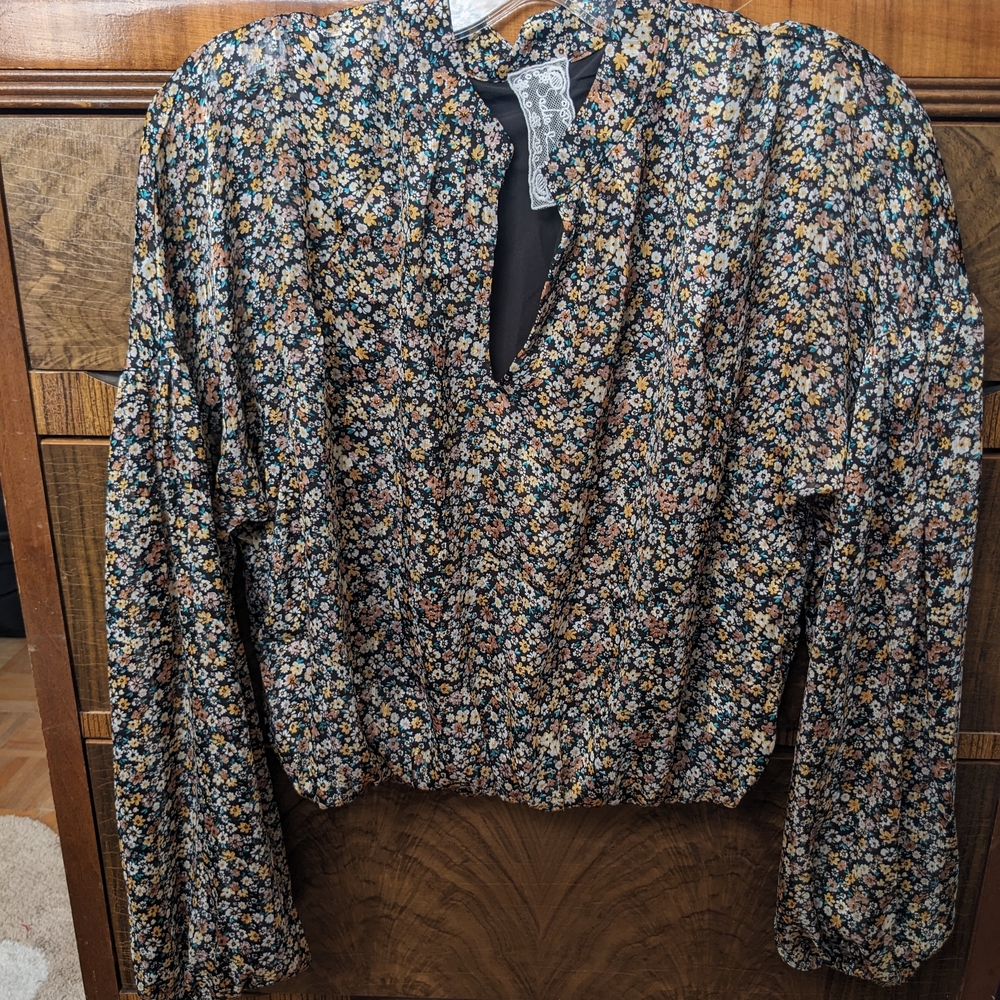 Sadie & Sage Black Floral Puff Sleeve Blouse